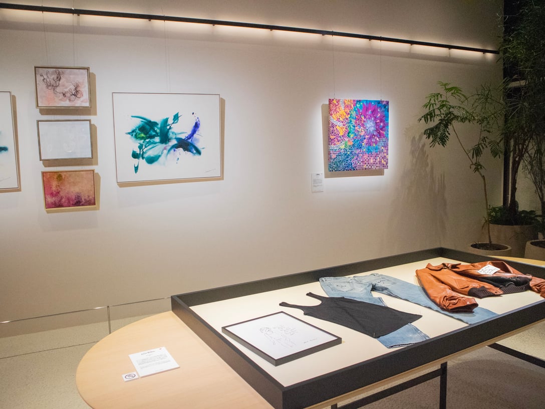 (左奥)中塚翠涛の作品、(右奥)工藤静香の作品、(手前)ジェーン・バーキンのデニム&トップス、シャルロット・ゲンズブールのレザージャケット Image by FASHIONSNAP
