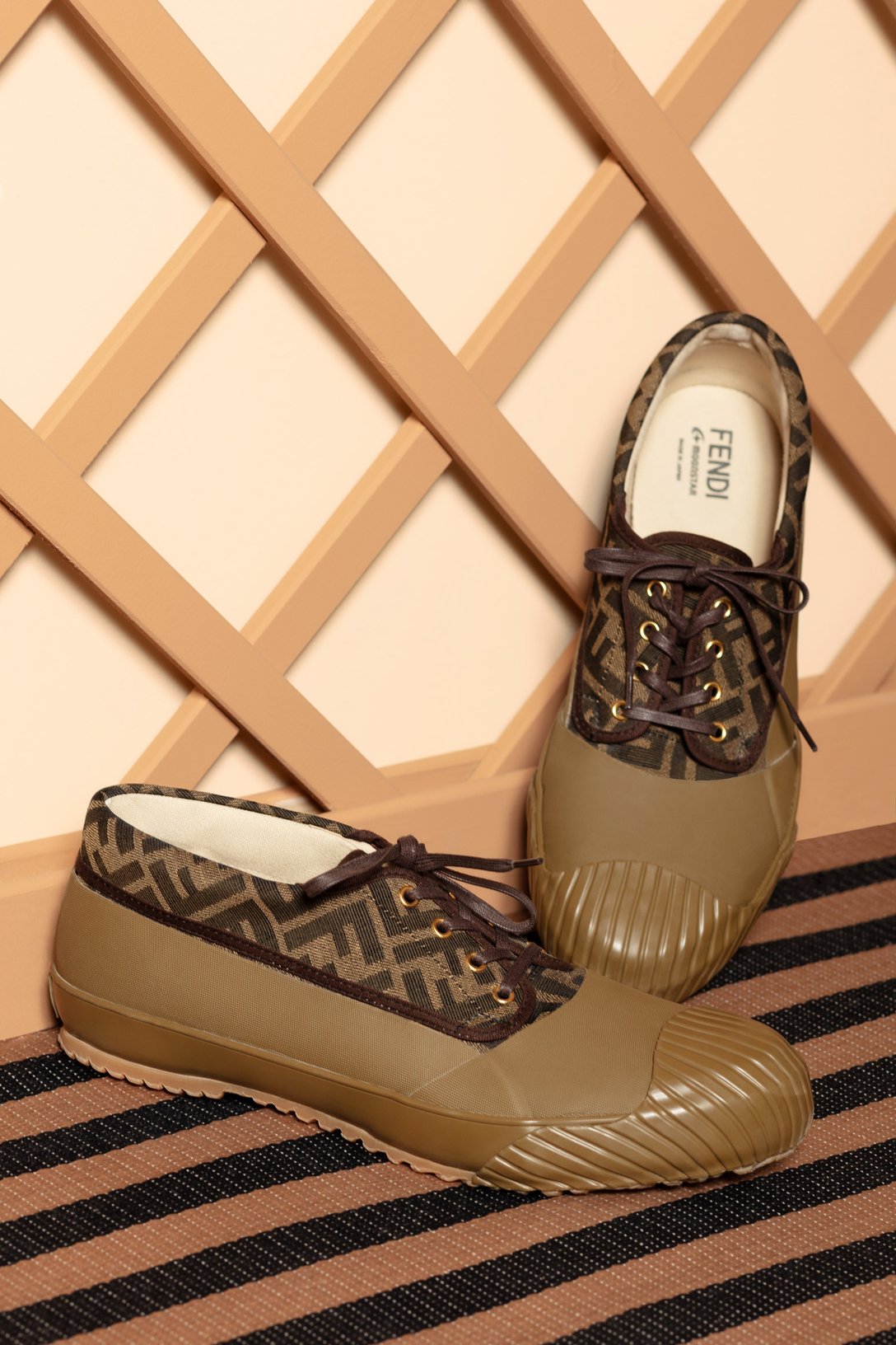 ローカットスニーカー(税別7万9,000円) ※画像から一部素材の仕様変更あり Image by FENDI