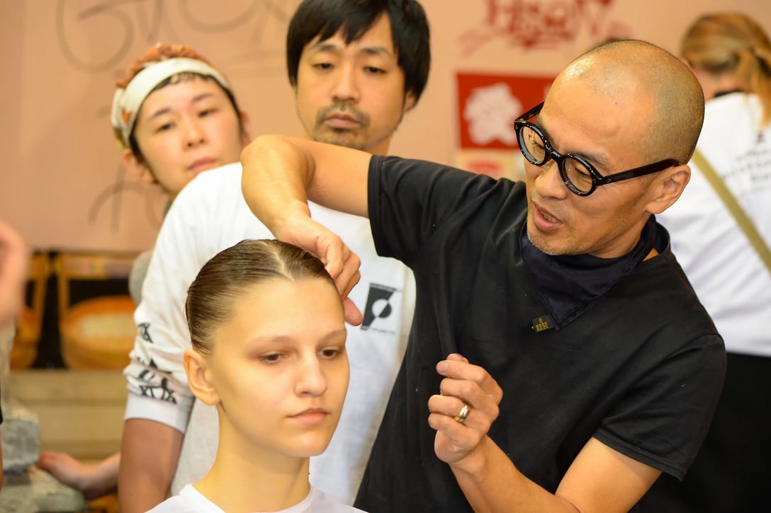 加茂克也氏(写真は2018年にアンリアレイジとRMKがパリでショーを行った際のバックステージの様子) Image by FASHIONSNAP