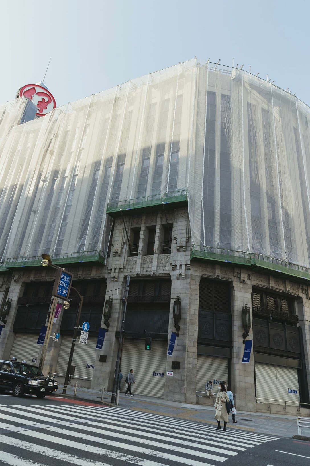 臨時休業中の伊勢丹新宿店 Image by FASHIONSNAP