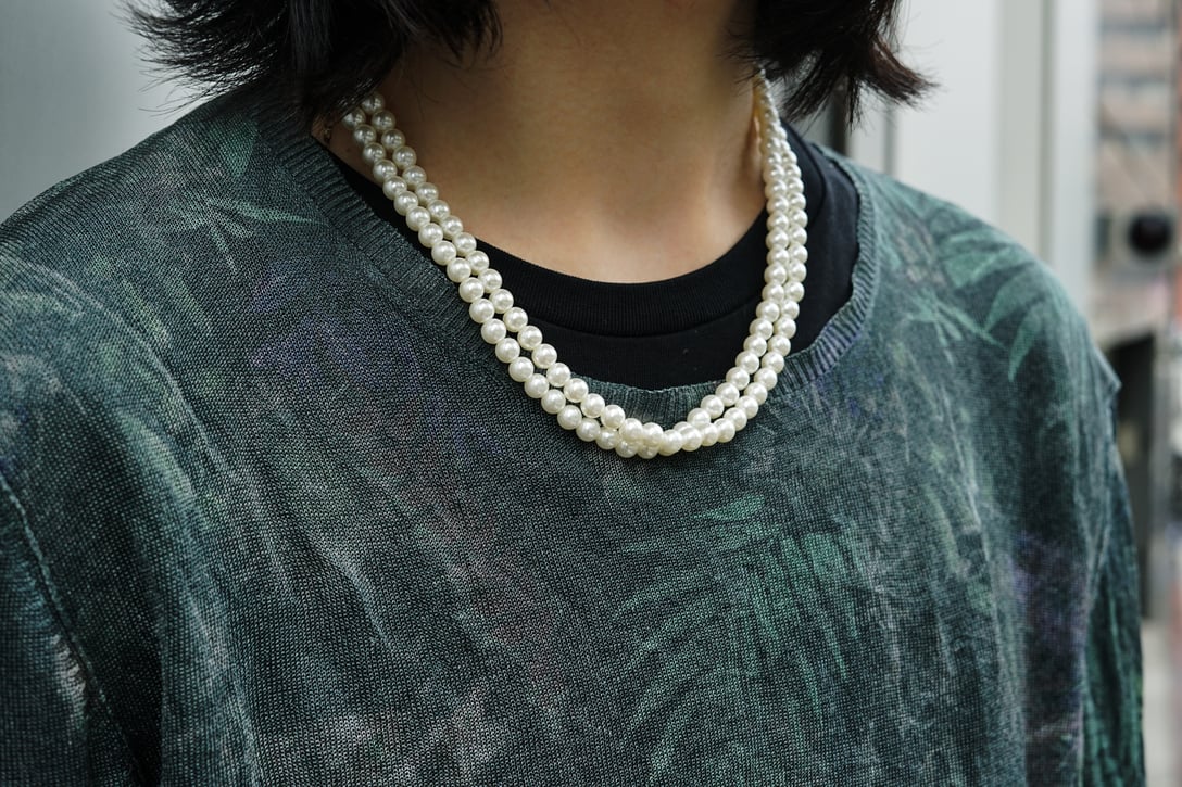 パールネックスを身に着けたストリートスナップ Image by FASHIONSNAP