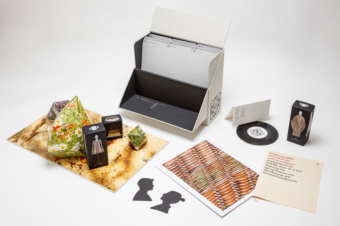 ロエベから届いた「Show in a box」 Image by FASHIONSNAP