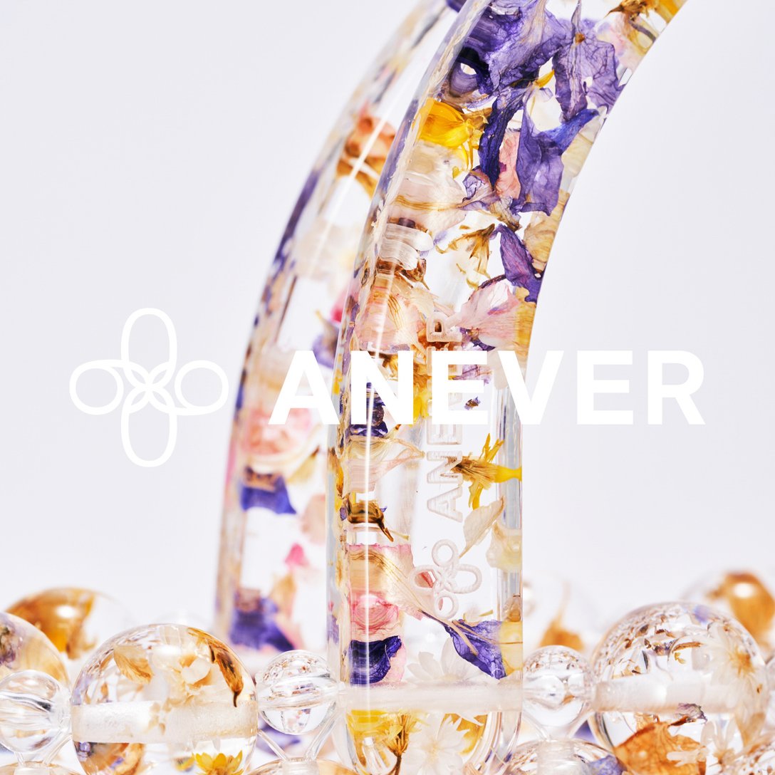 アンリアレイジとオンワード樫山の協業ブランド「ANEVER」 花を閉じ込めたアクセサリーとバッグがデビュー