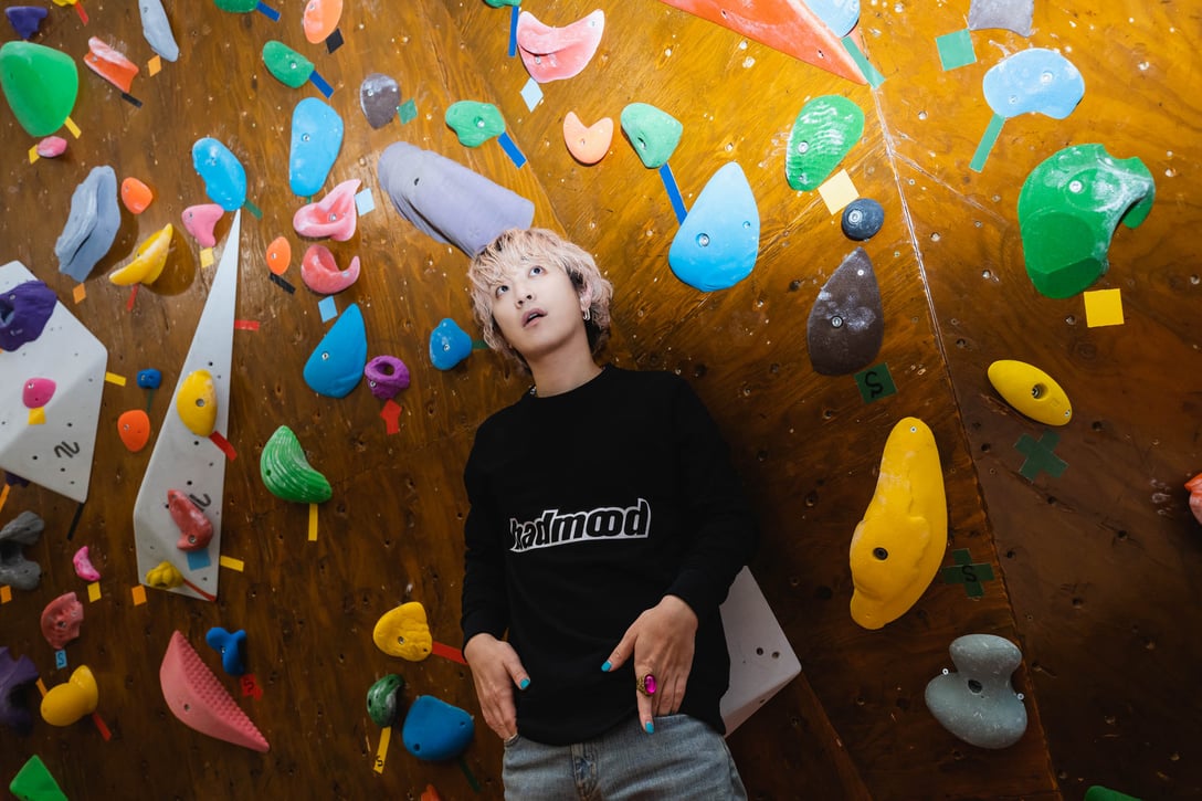 Fukase:マーチバイアマゾンで販売するトップス「Black Logo トレーナー」(ネイビー)を着用 Image by FASHIONSNAP