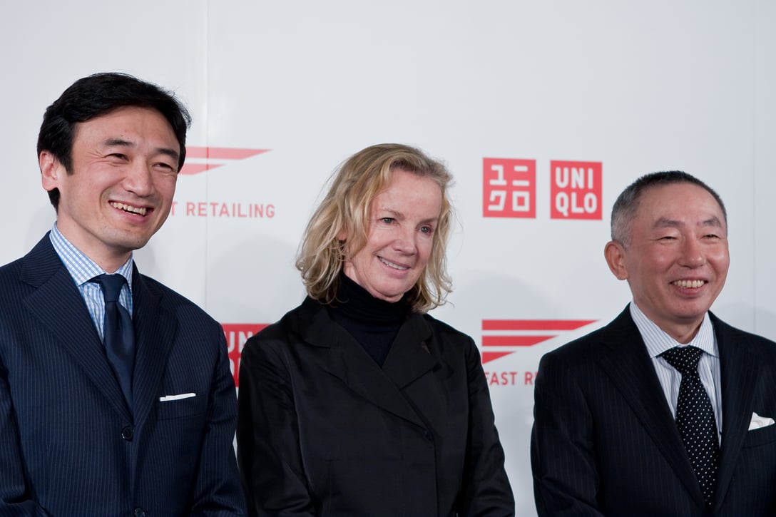 デザインコンサルティング契約締結時の記者会見の模様(左からファーストリテイリング執行役員の勝田幸宏氏、ジル・サンダー、会長の柳井正氏)※写真は2009年撮影 Image by FASHIONSNAP