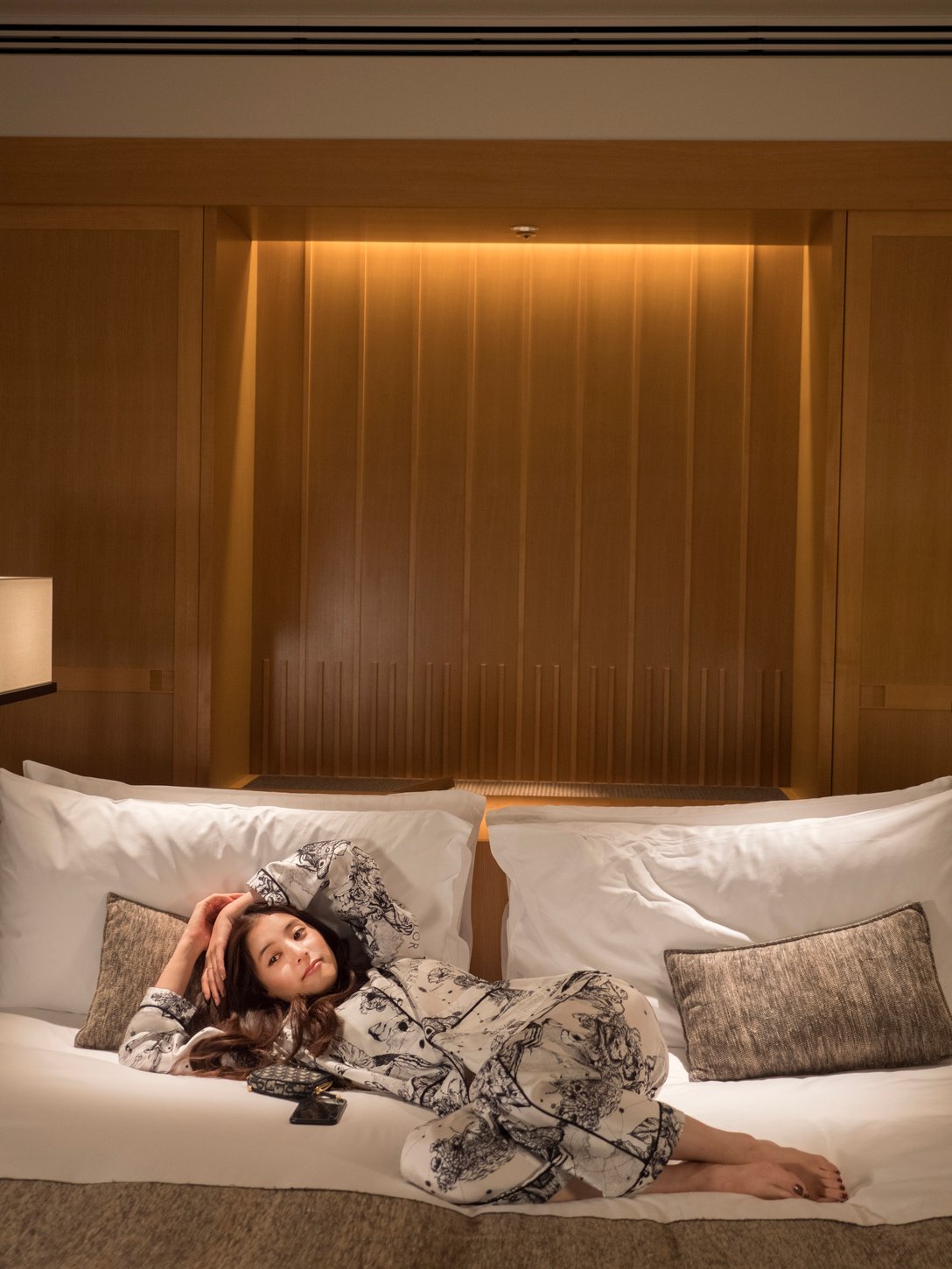 「ディオール シェモワ」のパジャマを着用した新木優子 Image by ディオール