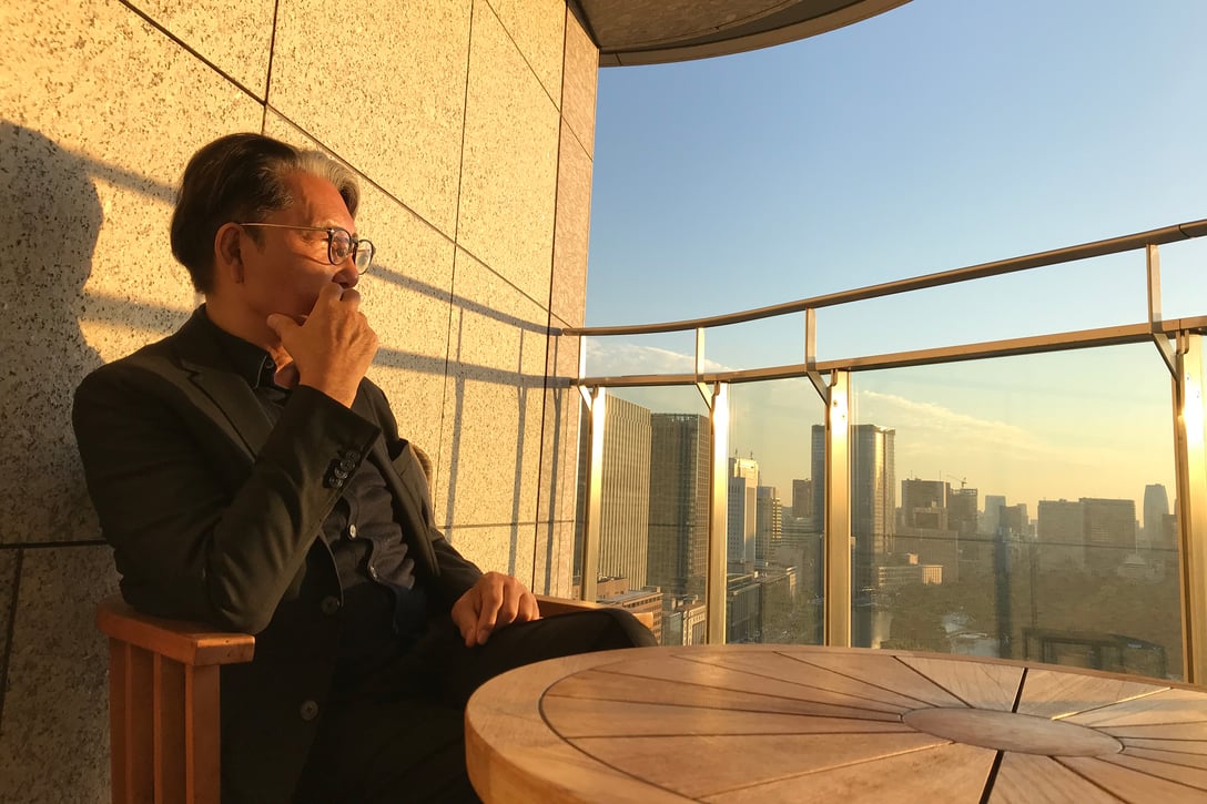 パレスホテル東京のテラスから夕陽を眺め、シャンパンを飲む至福の時（2019年、筆者提供）