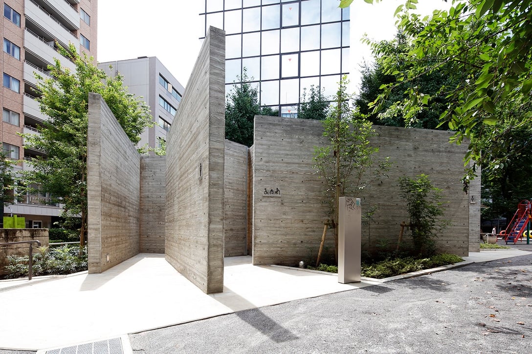 2020年8月竣工。渋谷区内公共トイレプロジェクト「THE TOKYO TOILET」の一つ、恵比寿公園トイレ。縄文時代早期のプリミティブなトイレをイメージしながら、15枚の壁を組み合わせて"現代の川屋（厠）"をコンセプトにデザインした。photo: Kozo Takayama
