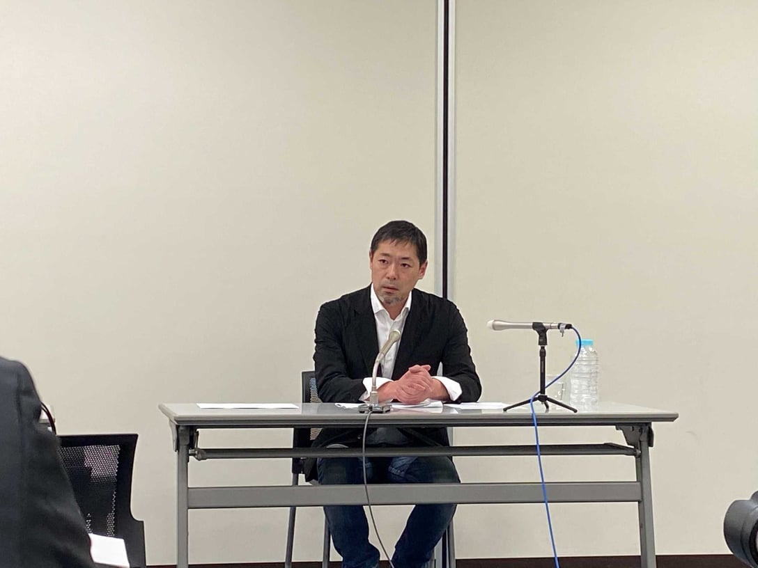 記者会見に登壇した寺尾玄代表取締役社長 Image by FASHIONSNAP