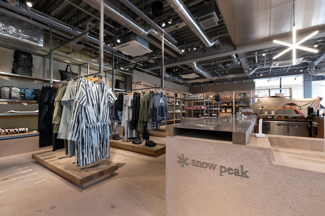 昨年6月にオープンした「スノーピークランドステーション原宿」 Image by FASHIONSNAP