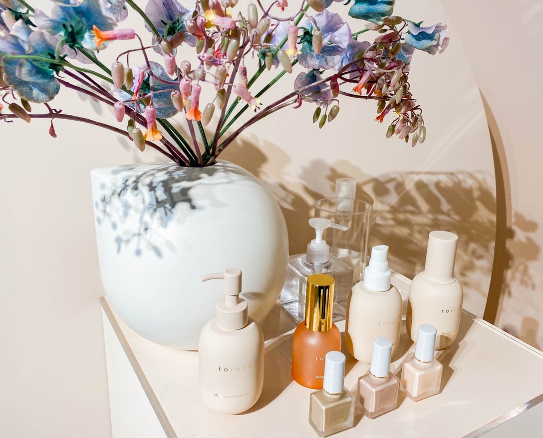 「トーン」リニューアル後のスキンケアアイテムとネイルポリッシュ Image by FASHIONSNAP