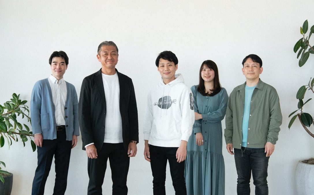 (写真左から)アダストリア経営企画室企業情報チームリーダー 生田智之氏、 アダストリア取締役 金銅雅之氏、プレティア代表取締役 牛尾湧氏、アダストリア経営企画室マネジャー 王玲氏、アダストリア経営企画室長 新谷亮氏 Image by プレティア