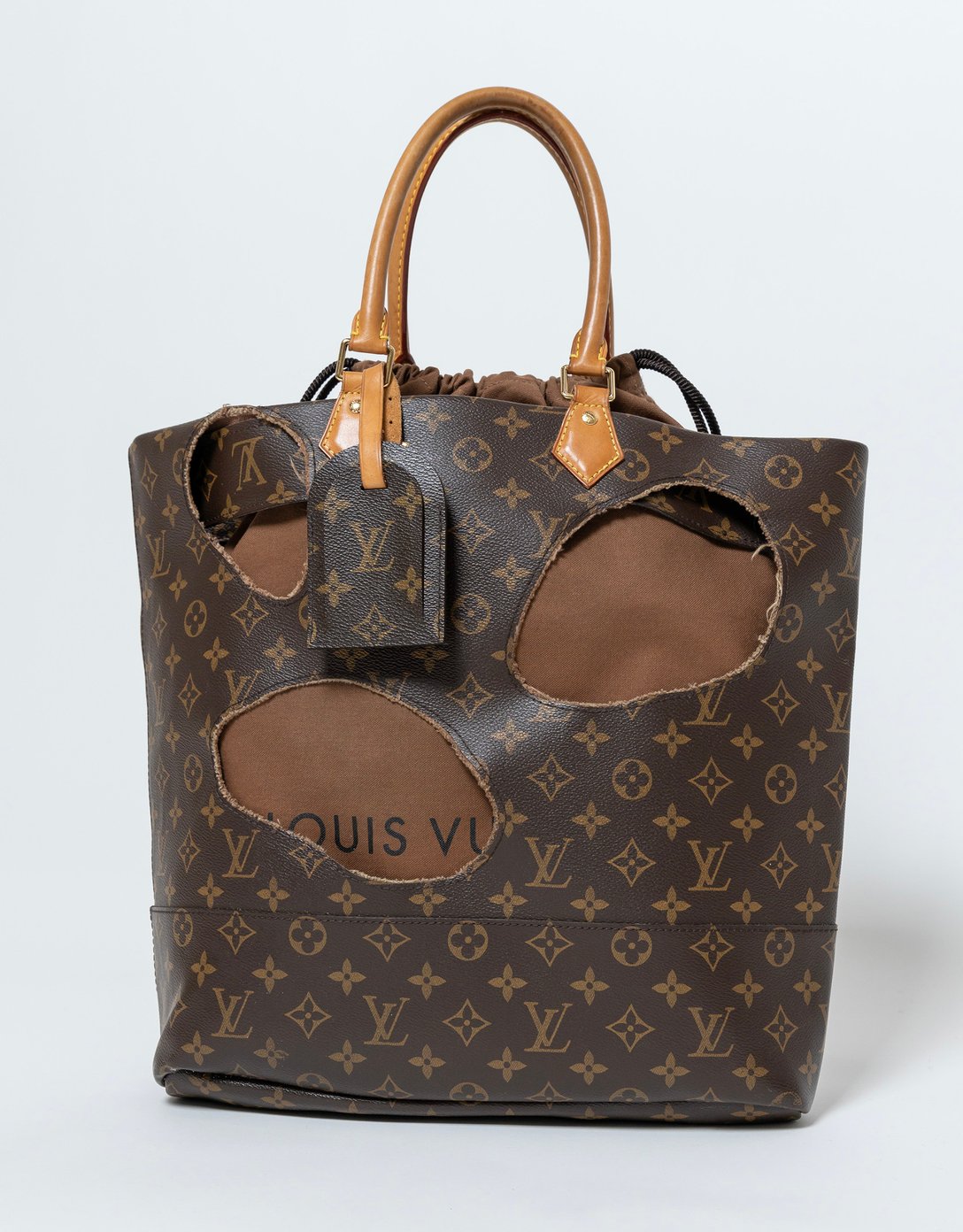 2014年に発売された「バッグ ウィズ ホールズ」 Image by FASHIONSNAP