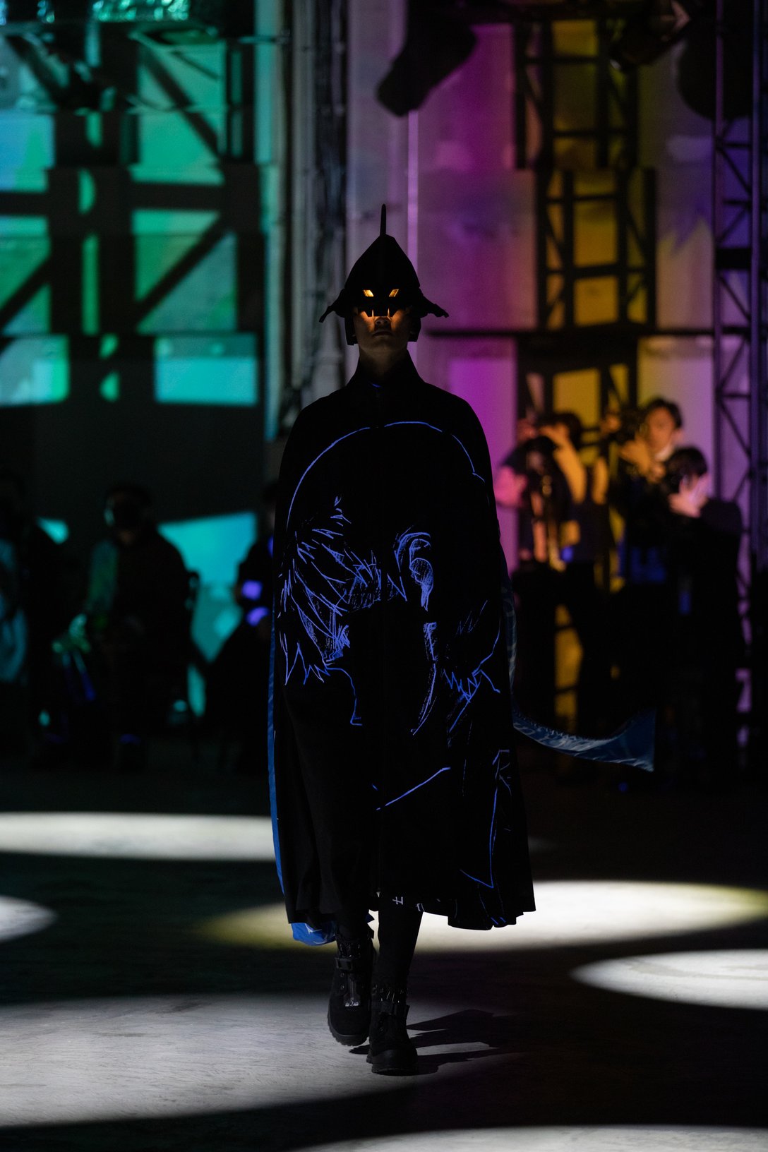 碇シンジのイラストがブラックライトで浮かび上がったルック Image by FASHIONSNAP(Ippei Saito)/ (c)khara