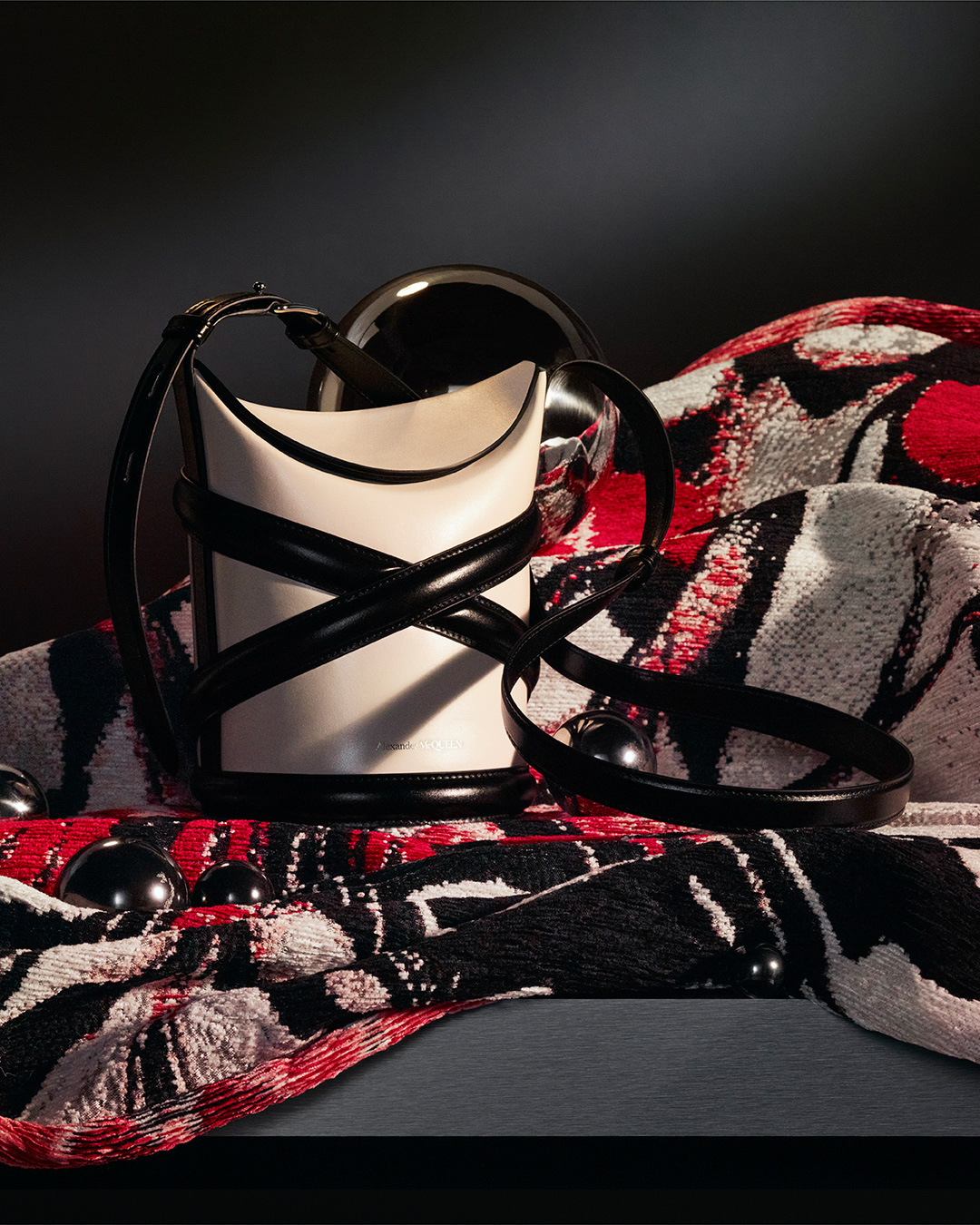 新色のソフトアイボリー×ブラック Image by Alexander McQueen