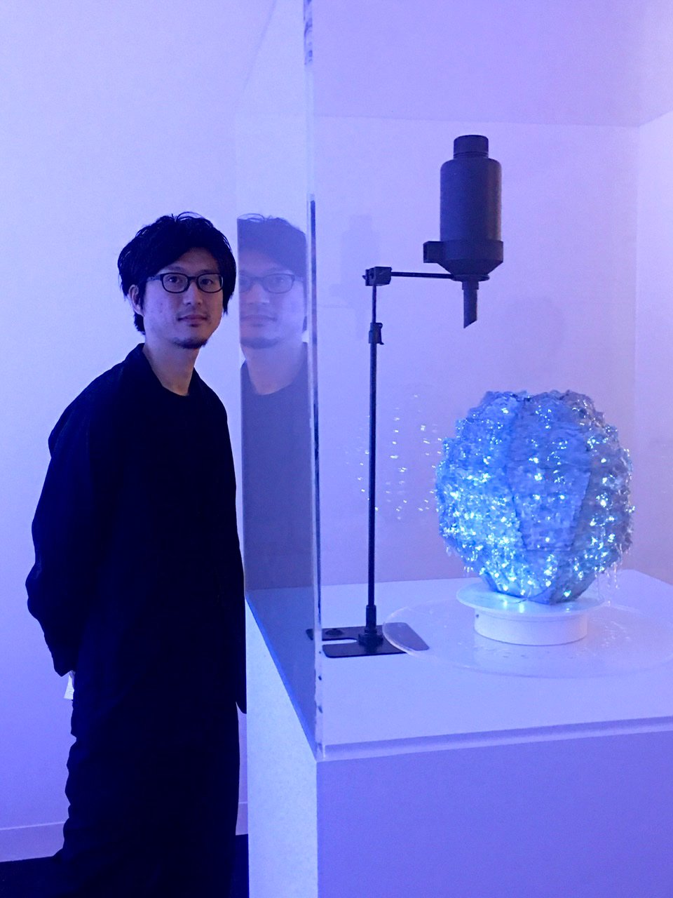 タクトプロジェクトの作品「glow ⇄ grow : pottery」と代表の吉泉聡。 2019年12月、注目を集めたデザイン・マイアミでの展示の様子。Image by Ryuko Kida