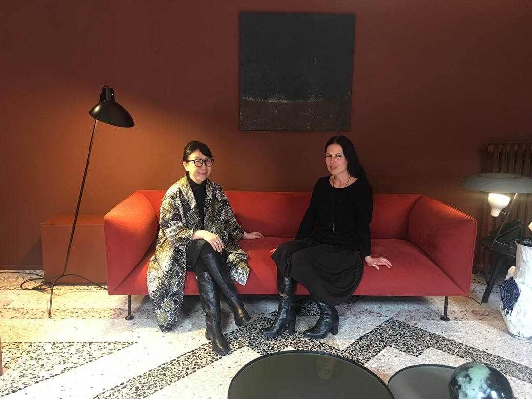 ミラノデザインウィーク取材中の木田隆子（左）。 2019年 4月、最近話題のミラノの実力派女性デザイナー エリザ・オッシノ（右）の展示会場にて。 Image by Ryuko Kida