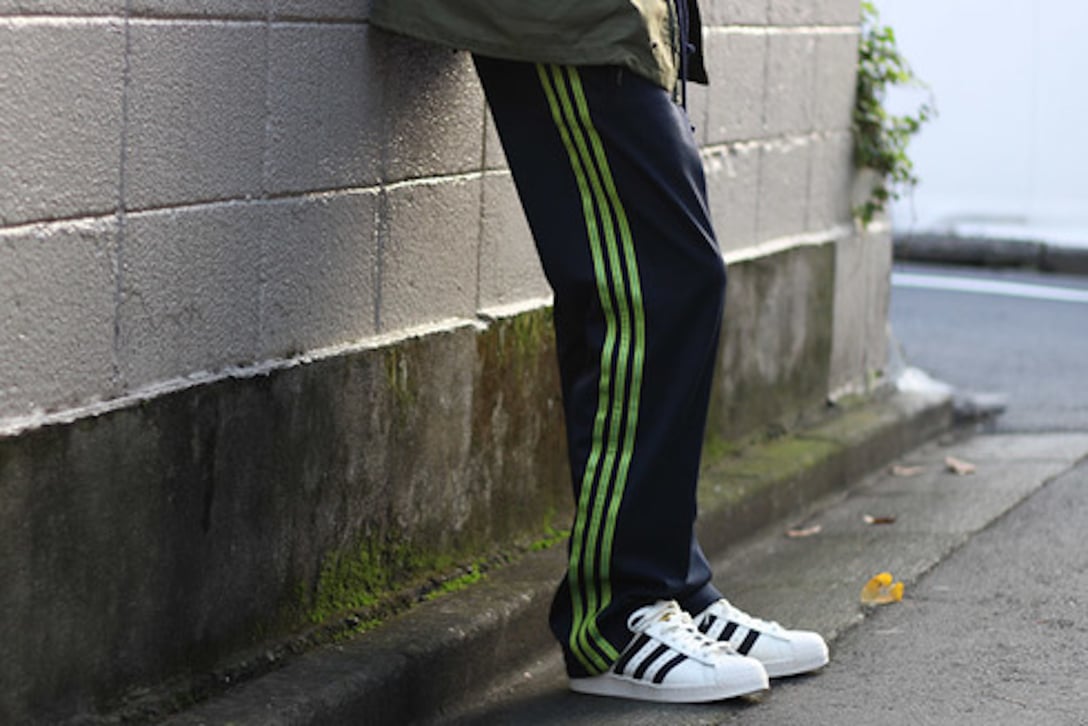 「アディダス」のトラックパンツ Image by FASHIONSNAP