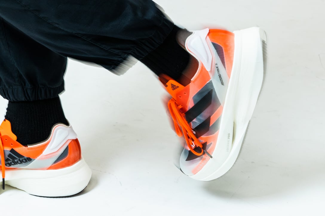 アディダスの規定外シューズ「アディゼロ プライム X」 Image by FASHIONSNAP