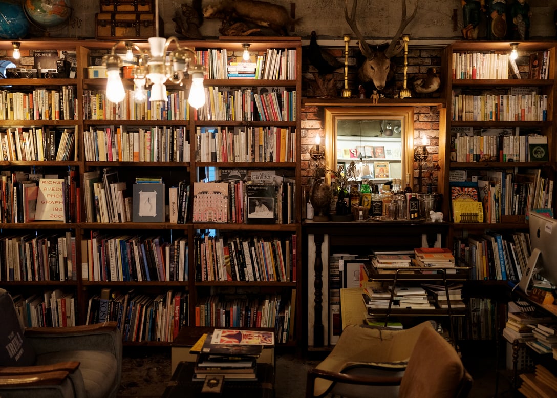 アメリカのニューヨークにある架空の書店というコンセプトでインテリアを選んでいるという