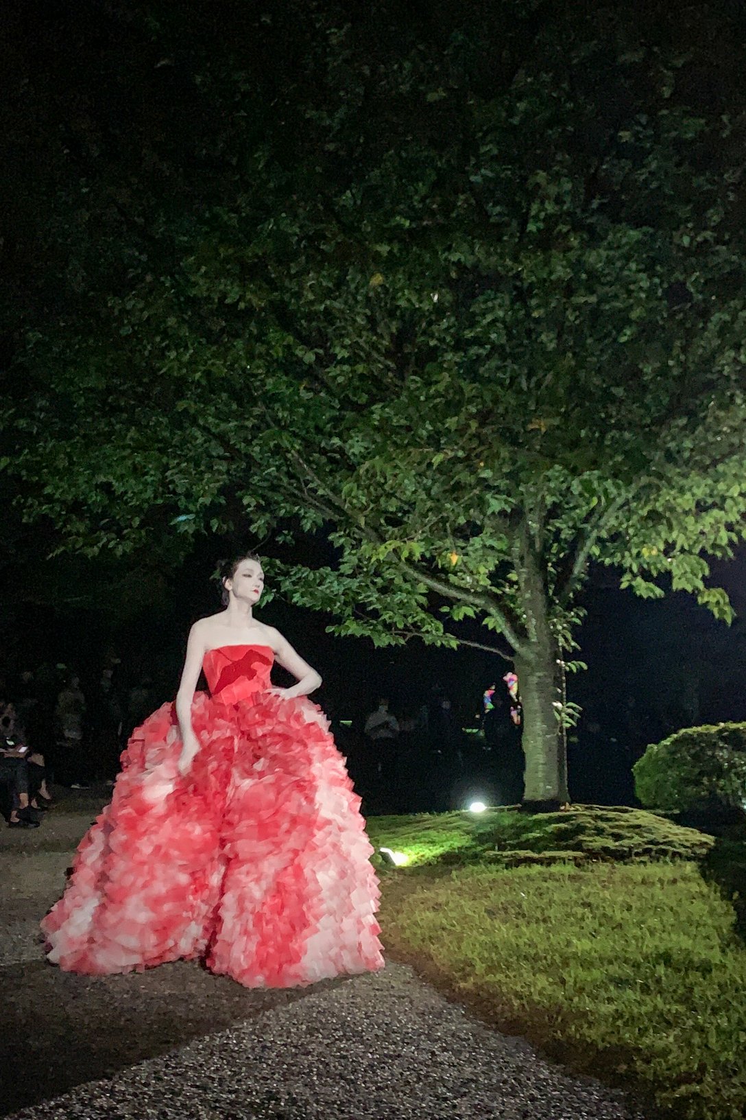 トモ コイズミ 2022年コレクション モデルは冨永愛 Image by FASHIONSNAP