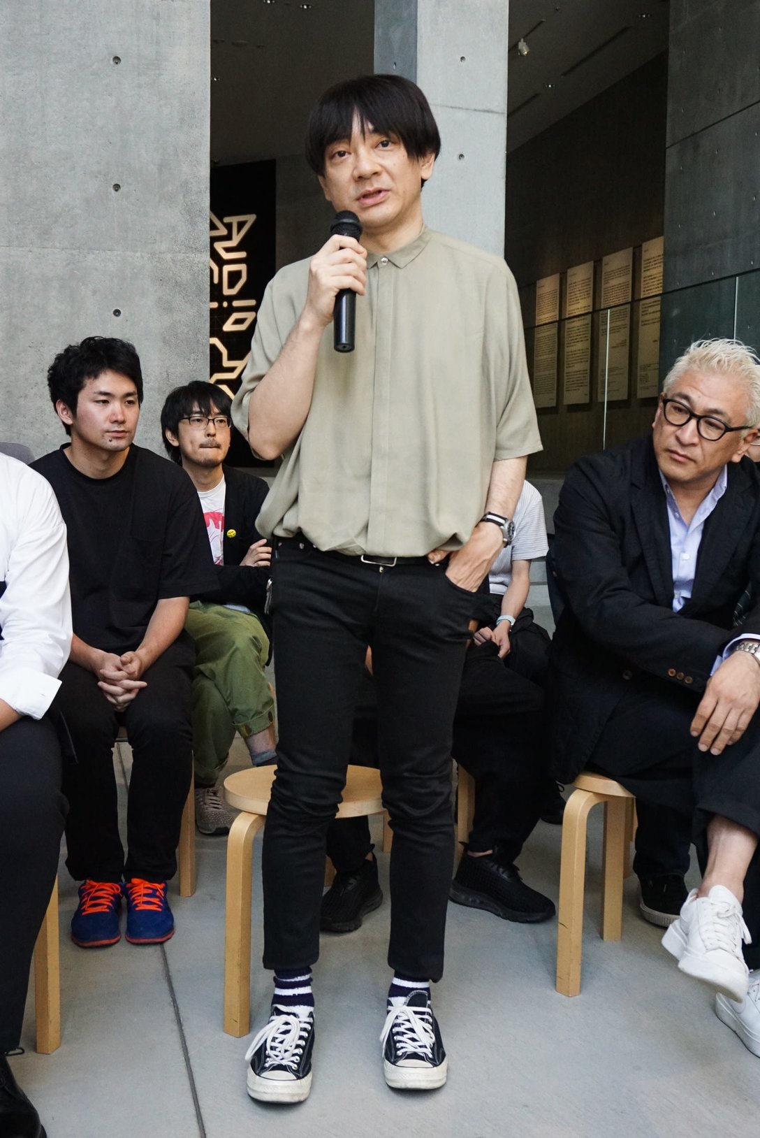 21_21 DESIGN SIGHTの企画展の内覧会に登場した小山田圭吾(2018年6月掲載) Image by FASHIONSNAP