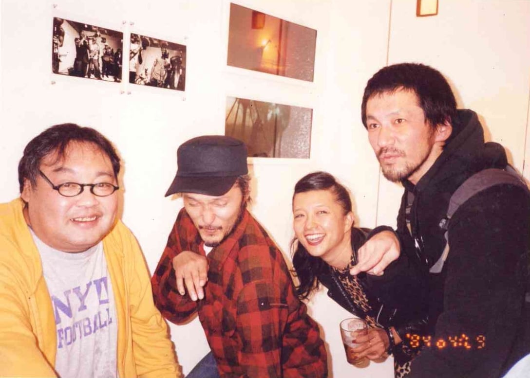 1990年代から千葉慎二（写真左）が手掛けていた「ポエトリー・オブ・セックス（Poetry of sex）」に関わるメンバー（中左：アーティスト 五木田智央、右：ミュージシャン ケンゴ）と共に。古田泰子はプリントTシャツなどのボディを制作していた。