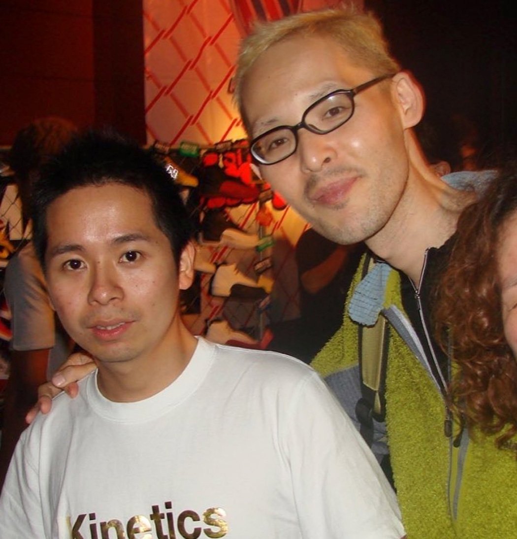 体調が悪かったという2007年の本明氏の写真。写真左はアトモスディレクターの小島奉文氏。 Image by atmos