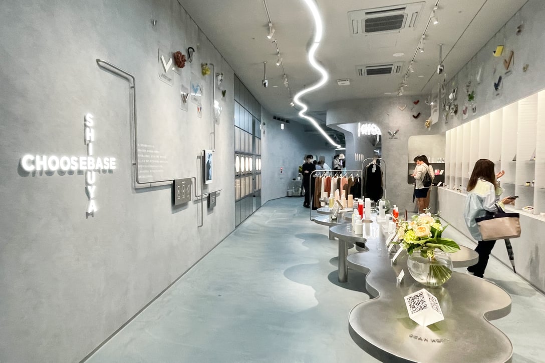 「チューズベース シブヤ」展示スペース Image by FASHIONSNAP