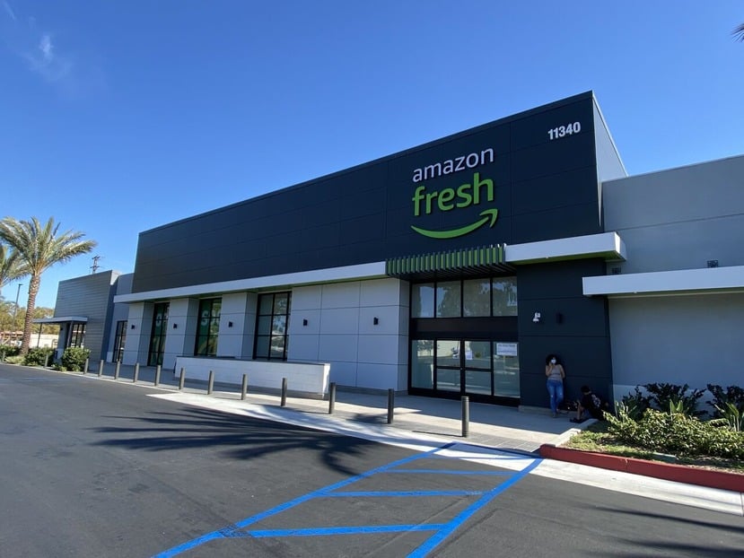 ロサンゼルス郊外セリトス地区にあるオープン間近のアマゾン・フレッシュ。ジャスト・ウォークアウトとフルサービスレジが同居するハイブリッド型になる。