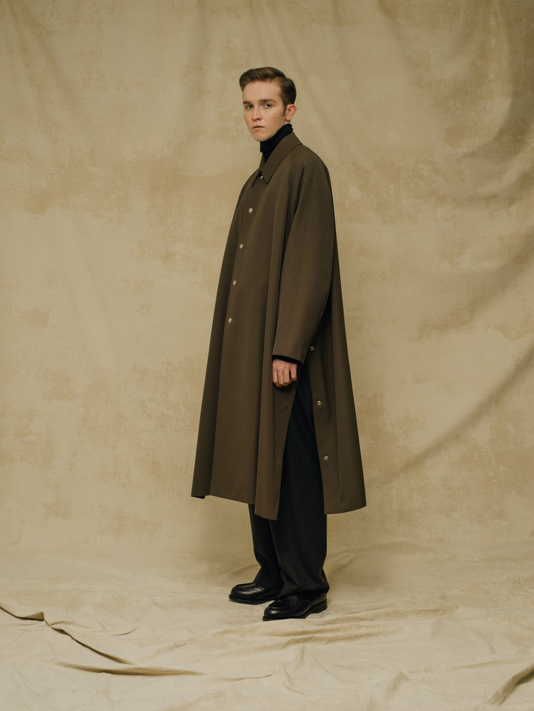 「バルカラーポンチョ」(税込14万8500円) Image by LAND OF TOMORROW