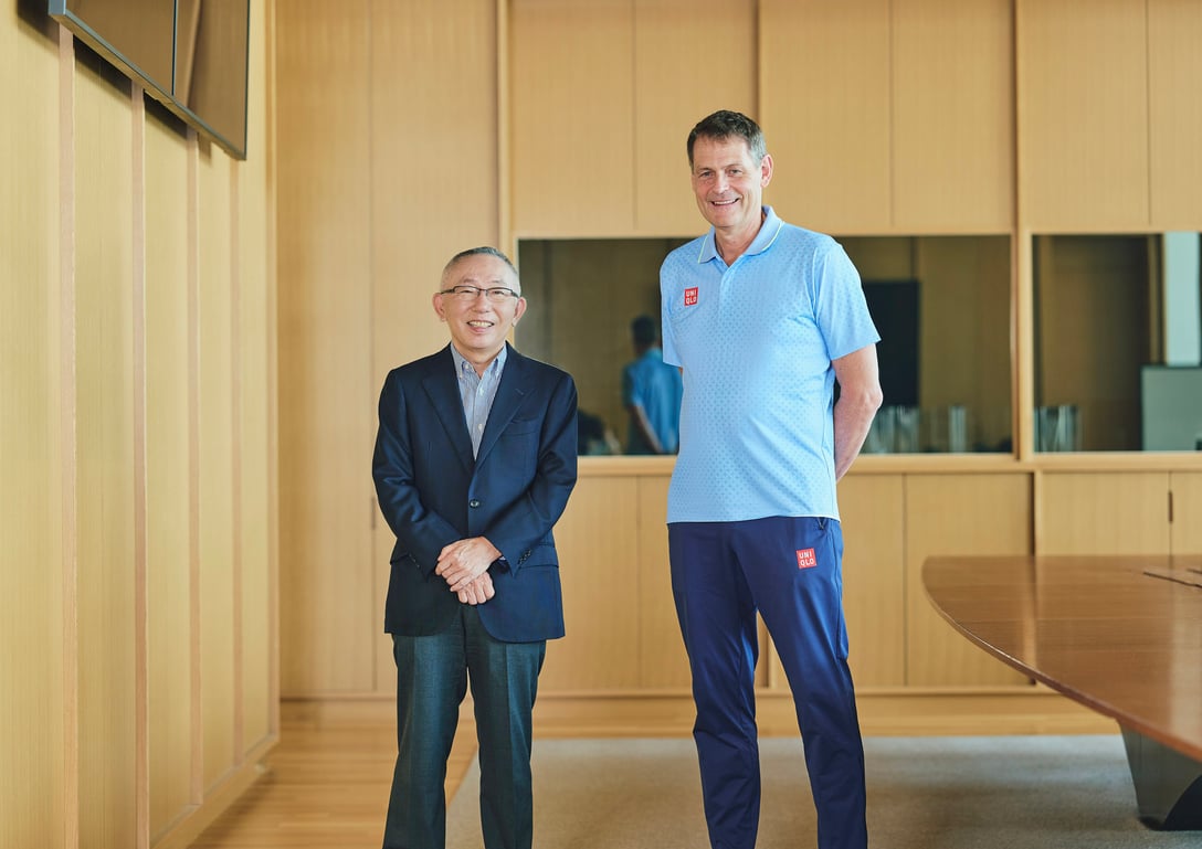 ファーストリテイリングの代表取締役会長兼社長を務める柳井正氏(左)と、スウェーデンオリンピック委員会のCEOピーター・レイネボ氏(右) Image by ユニクロ