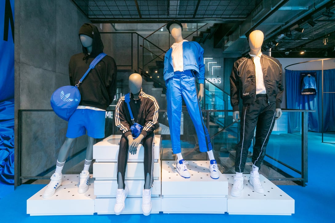 adidas Originalsのアーカイヴとクチュールを融合――最高峰の新作アパレルコレクション「Blue Version」の魅力
