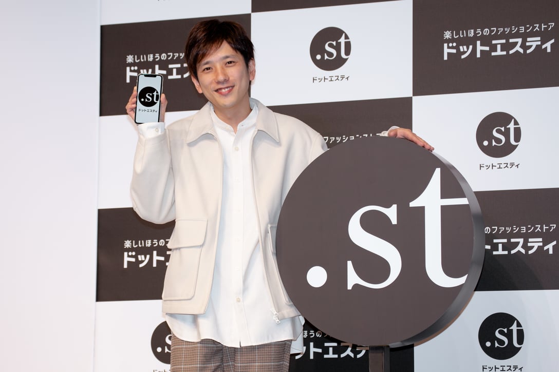 「ドットエスティ」 新CM発表会に登壇した二宮和也 Image by FASHIONSNAP