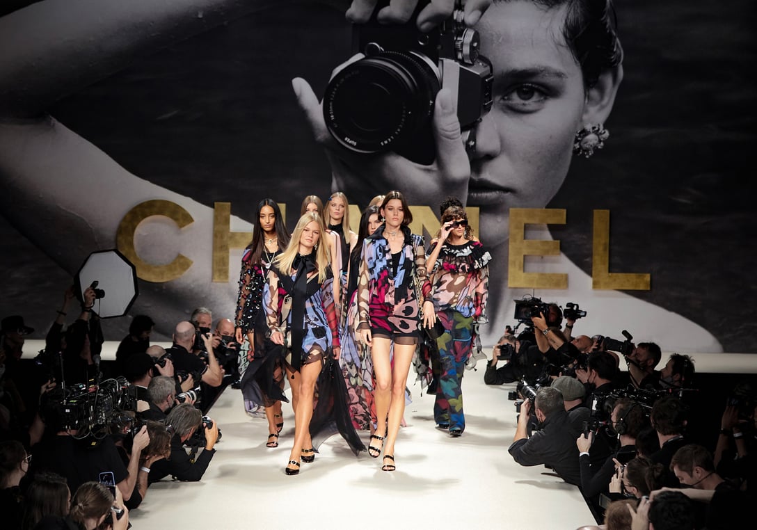 シャネル 2022年春夏コレクションのフィナーレ Image by CHANEL