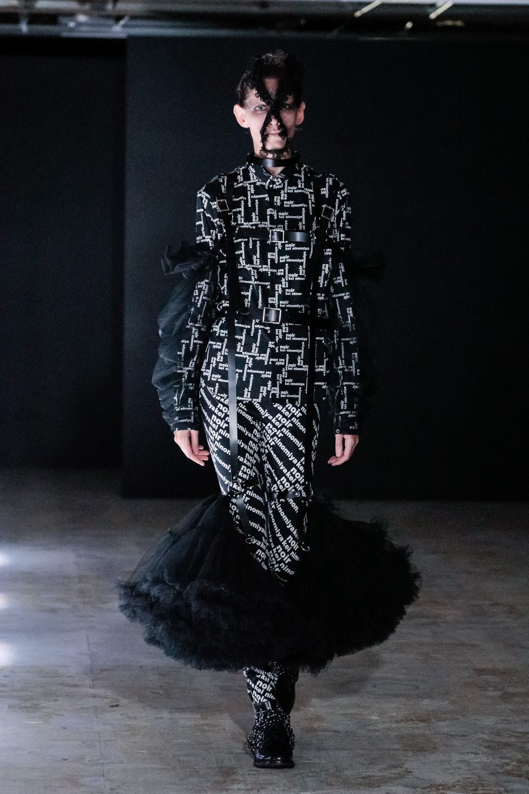 新品 noir kei ninomiya ロゴ フリル フェイクレザー ハーネス-