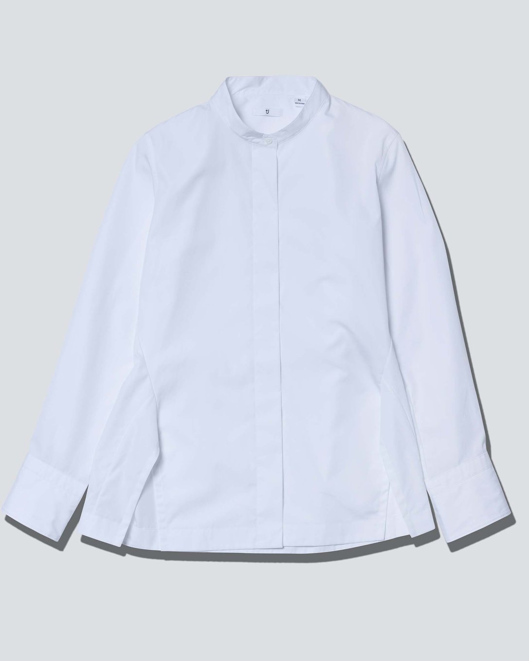 スーピマコットンスタンドカラーシャツ（長袖）（ホワイト、3990円） Image by FASHIONSNAP