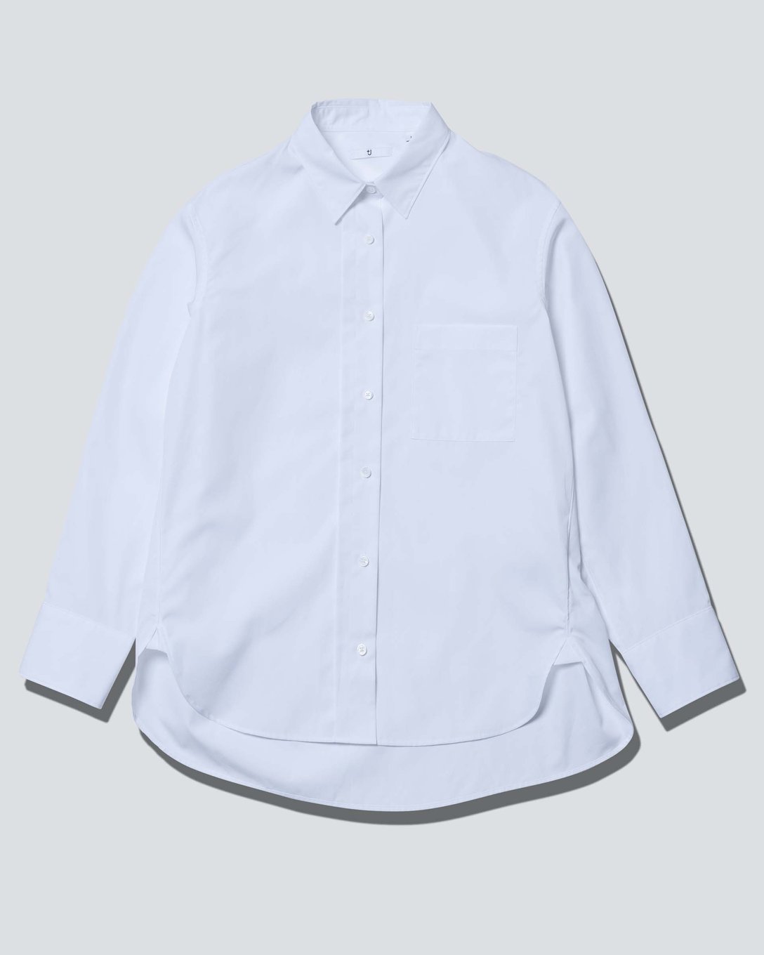 スーピマコットンシャツ（長袖）（ホワイト、3990円） Image by FASHIONSNAP