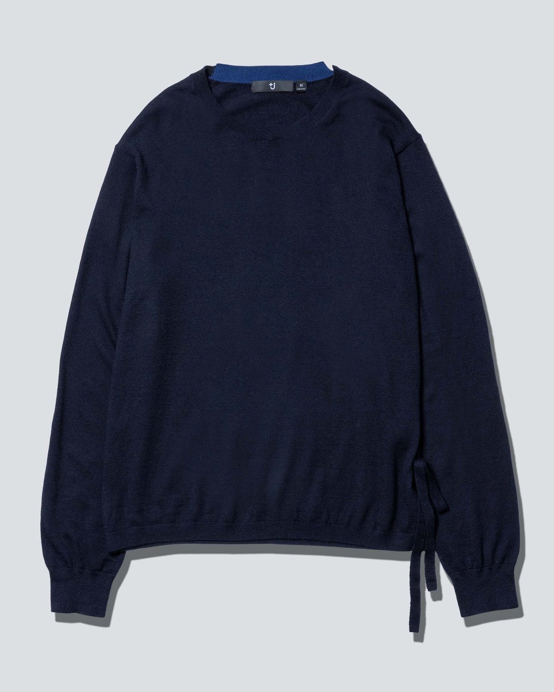 ファインゲージカシミヤクルーネックセーター（長袖）（ネイビー、1万2900円） Image by FASHIONSNAP
