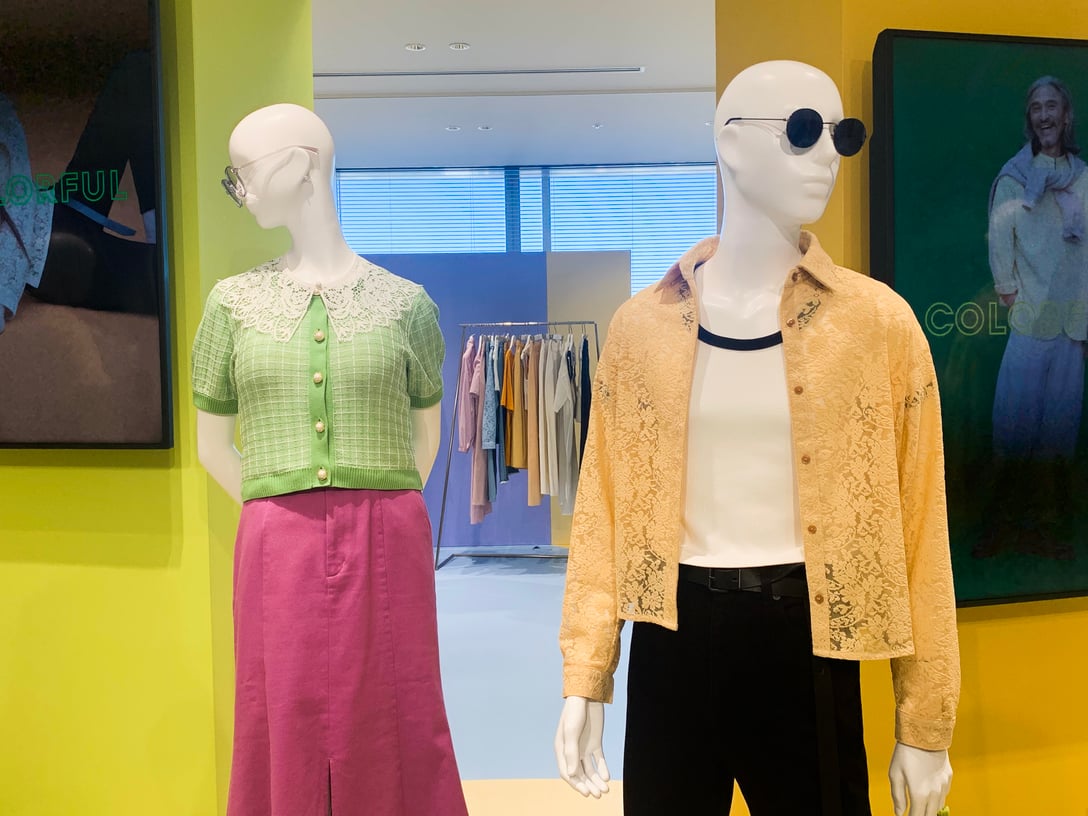 (写真右)ウィメンズアイテムを着用したメンズのマネキン Image by FASHIONSNAP