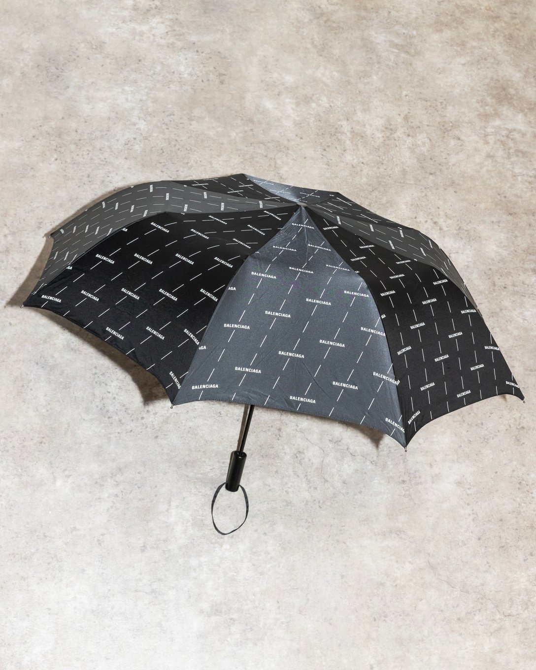 「バレンシアガ」の折り畳み傘 Image by FASHIONSNAP