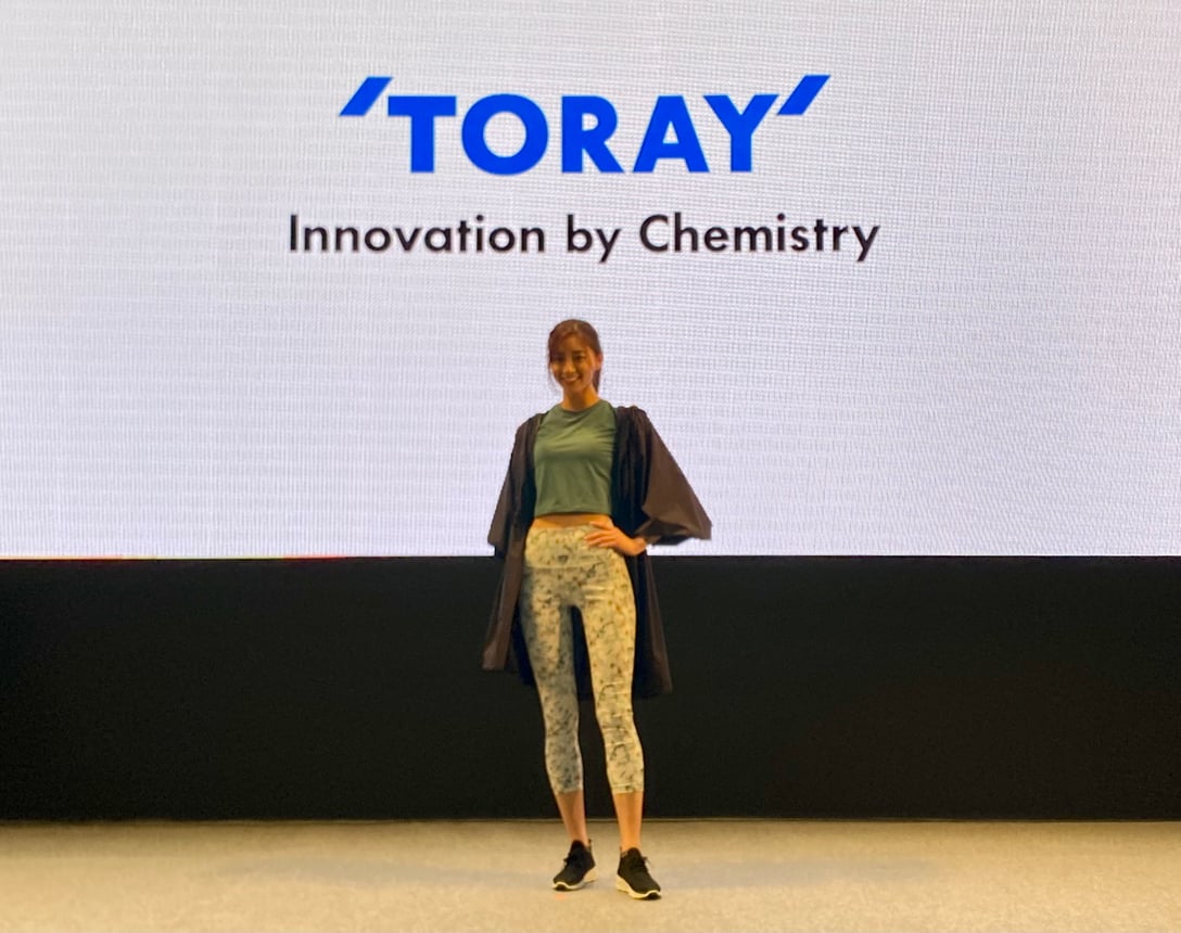 東レのキャンペーンガールの間瀬遥花 Image by FASHIONSNAP