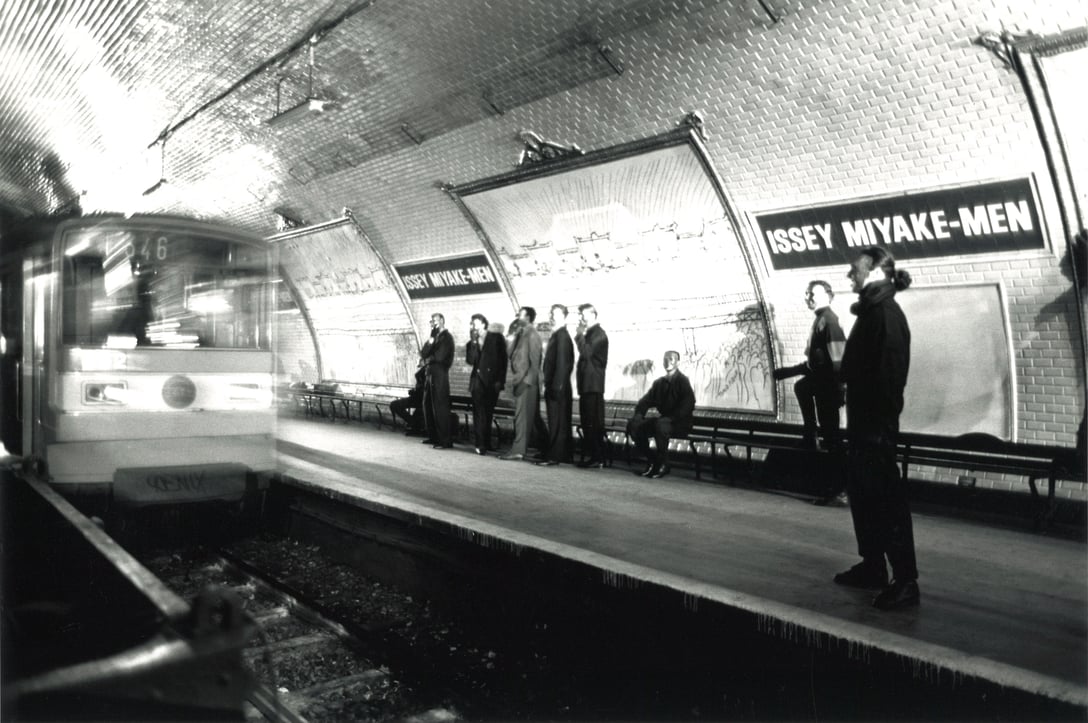 パリのポルト・デ・リラ駅構内で開催された「ISSEY MIYAKE MEN」1989年秋冬パリコレクション