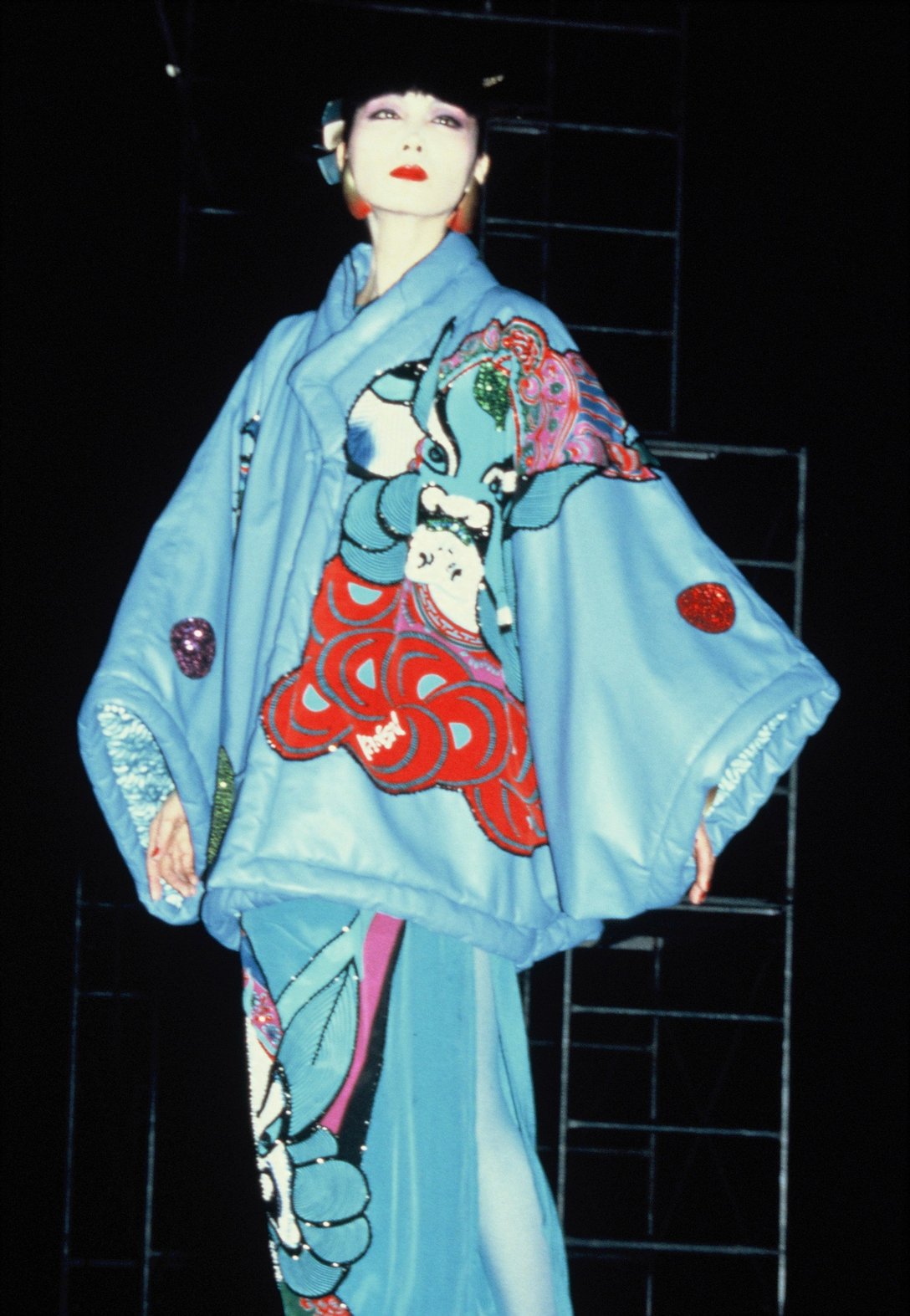 1982年「寛斎パッションナイツ」に出演したファッションモデル山口小夜子