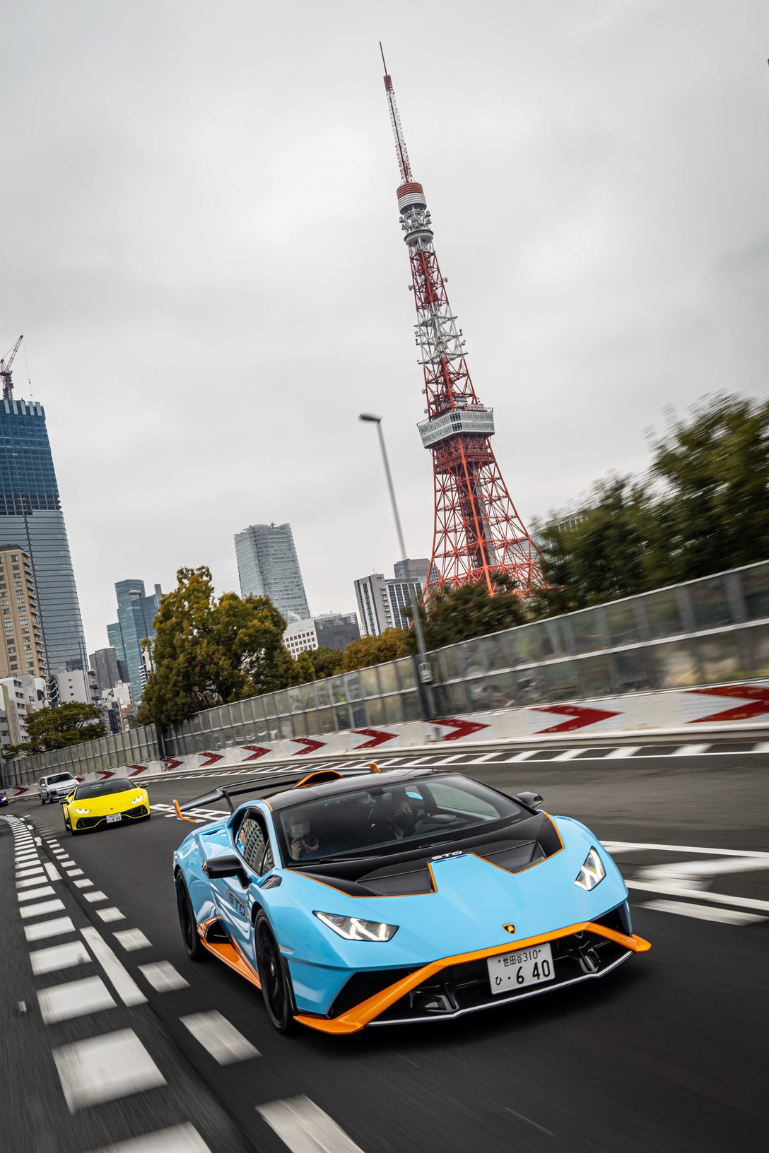 東京タワーを背景に道路を走るランボルギーニ「ウラカン」