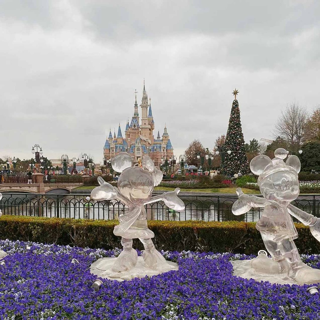 シンデレラ城を背景にミッキーとミニーのモニュメントが立つ上海のディズニーランド
