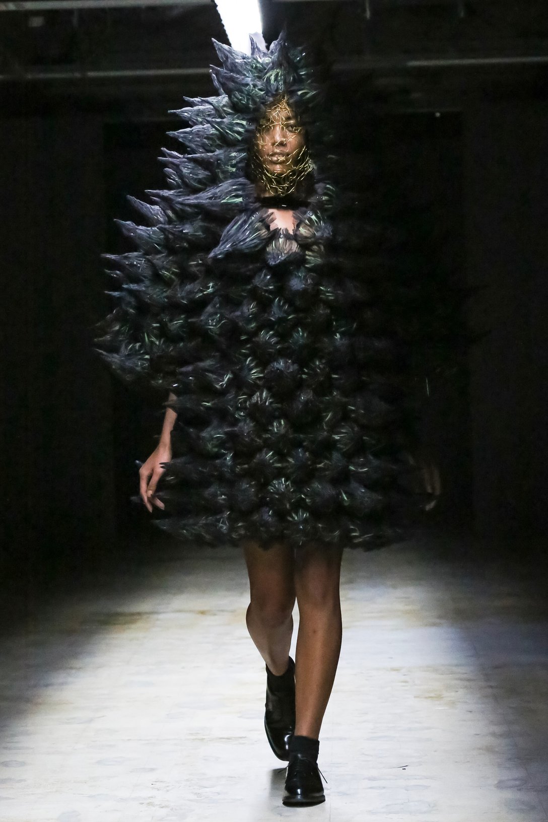 ノワール ケイ ニノミヤ」の暗闇で光るドレス 最新コレクションで見せ 