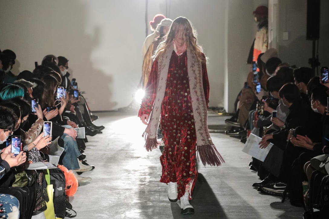 SHINYAKOZUKA 2022年秋冬コレクション Image by FASHIONSNAP