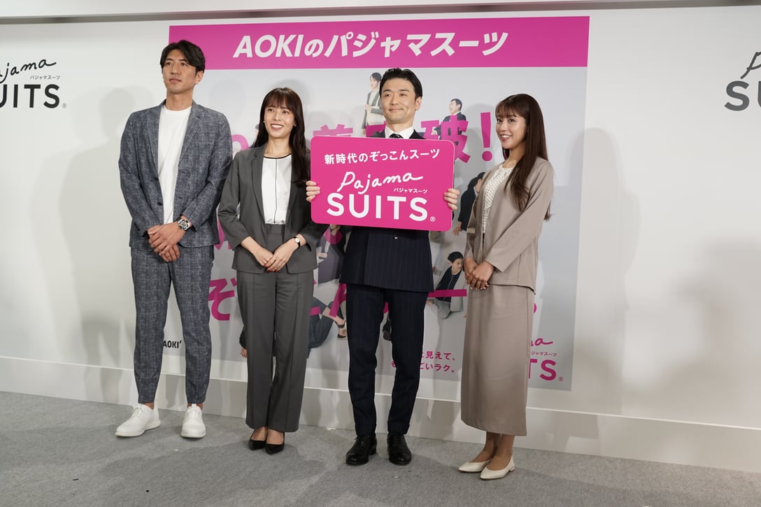 アンバサダーに就任した田中大貴、上田まりえ、岡副麻希の3人とAOKIホールディングス 代表取締役社長の青木彰宏氏 Image by FASHIONSNAP