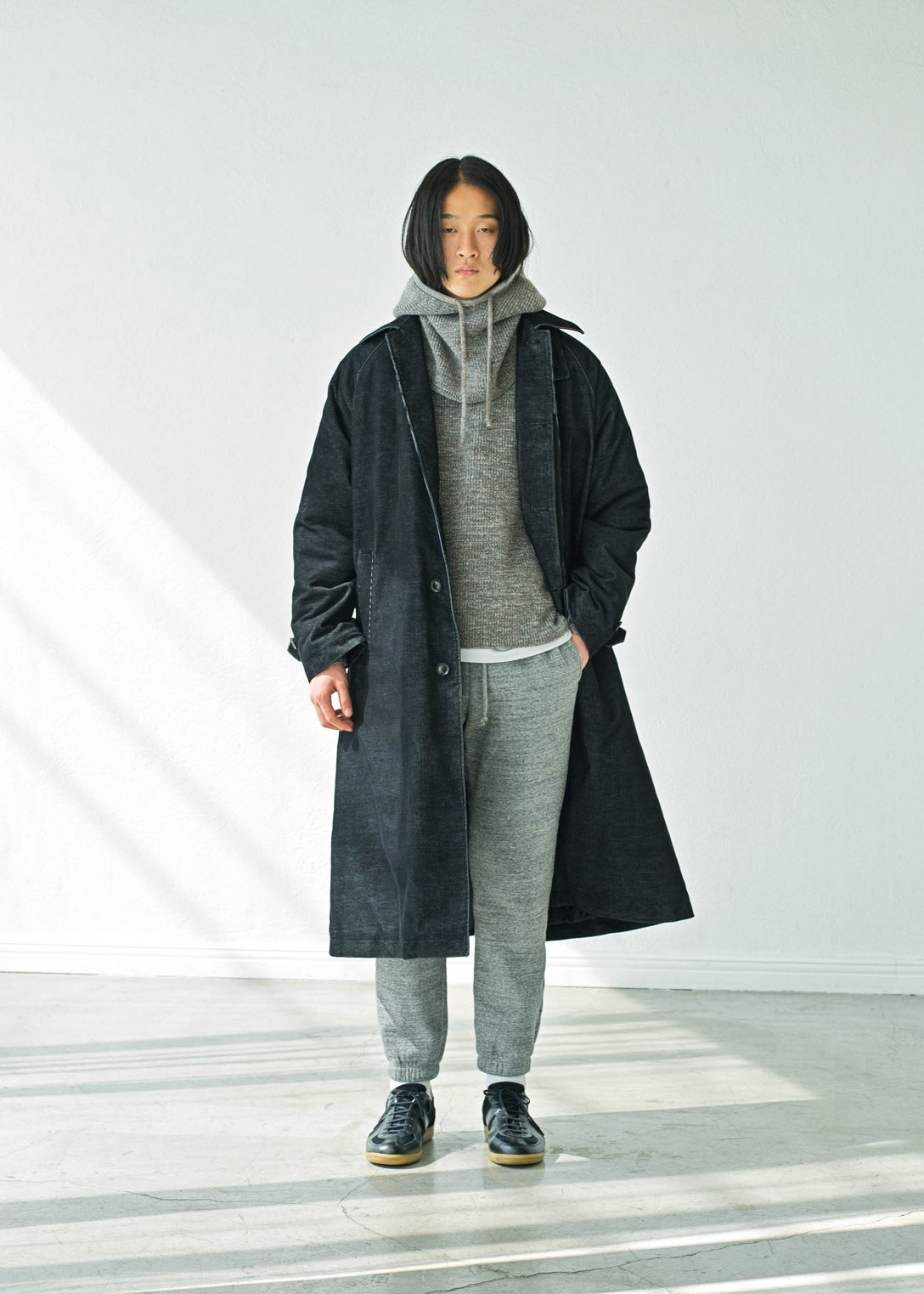 アトリエベトン のコートを着用する男性モデル